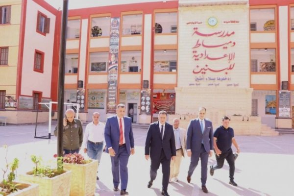 محافظ دمياط يتفقد عدد من لجان امتحانات الشهادة الإعدادية للاطمئنان على انتظام سير العملية الامتحانية