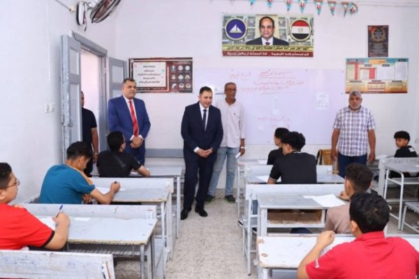 محافظ دمياط يتفقد عدد من لجان امتحانات الشهادة الإعدادية للاطمئنان على انتظام سير العملية الامتحانية
