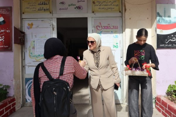 مدير تعليم القاهرة تهدي الطلاب قلم المستقبل ورسالة مؤجلة قبل الامتحانات
