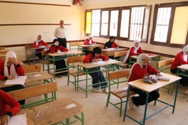التعليم تنشر صورًا من لجان امتحانات الشهادة الإعدادية 2026.. وتؤكد استقرار العملية الامتحانية