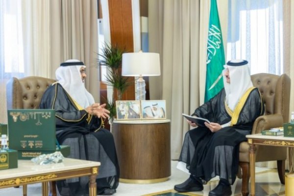سمو أمير المنطقة الشرقية يستقبل أمين المنطقة ويطلع على أهم المشاريع الاستثمارية