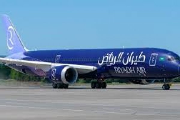 طيران الرياض يعلن وصول أول طائرتين في أسطوله الجديد من طراز بوينج 787-9 دريملاينر إلى مطار الملك خالد الدولي مخصصتين للرحلات التجارية