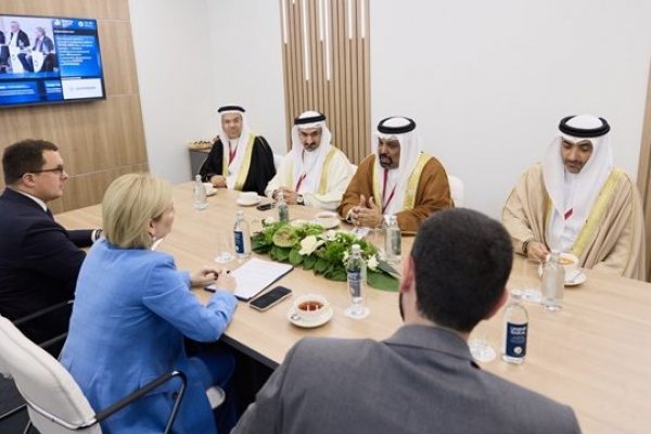 وزير المالية والاقتصاد الوطني بمملكة البحرين يبحث مع وزيرة الثقافة الروسية تعزيز التعاون المشترك  في منتدى سانت بطرسبورغ الاقتصادي 2026