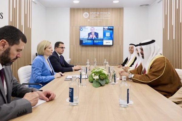وزير المالية والاقتصاد الوطني بمملكة البحرين يبحث مع وزيرة الثقافة الروسية تعزيز التعاون المشترك  في منتدى سانت بطرسبورغ الاقتصادي 2026