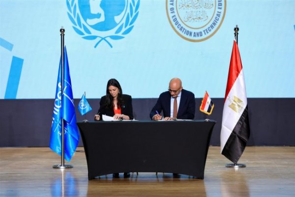 للمرة الاولى.. «عبداللطيف» وممثلة «يونيسيف <abbr title='المزيد عن #مصر'><a href='/search.html?tag=%D9%85%D8%B5%D8%B1&id=16'>#مصر</a></abbr>» يوقعان بيانًا مشتركًا لتعزيز جودة التعليم الفني