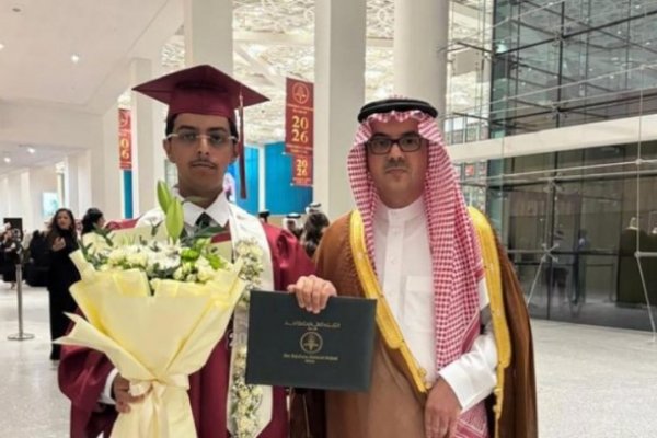 سفير خادم الحرمين الشريفين لدى النيبال يتلقى التهاني بمناسبة تخرج نجله عبدالله من مدرسة ابن خلدون الوطنية