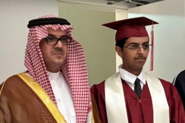 سفير خادم الحرمين الشريفين لدى النيبال يتلقى التهاني بمناسبة تخرج نجله عبدالله من مدرسة ابن خلدون الوطنية