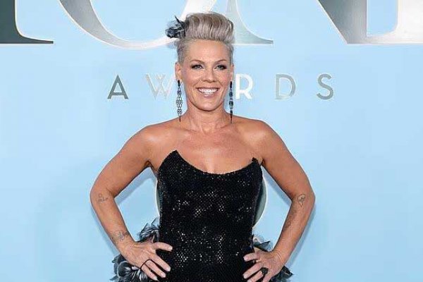 ما الذي حدث مع Pink في حفل “توني” ومن رافقها على السجادة الحمراء؟