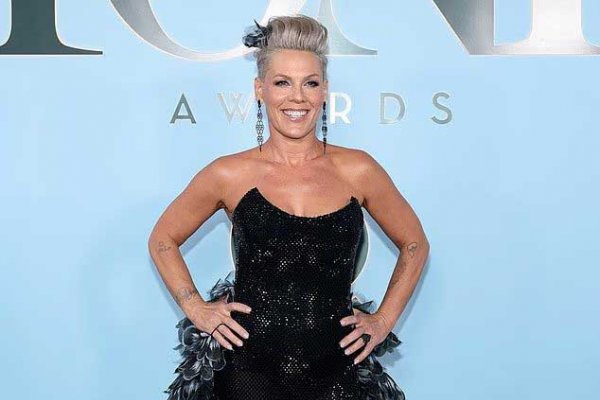 ما الذي حدث مع Pink في حفل “توني” ومن رافقها على السجادة الحمراء؟