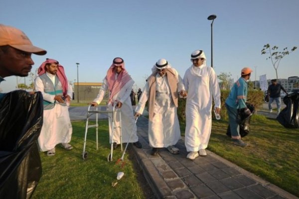 أكثر من 40 متطوعا يشاركون في مبادرة تنظيف كورنيش الدمام الجنوبي