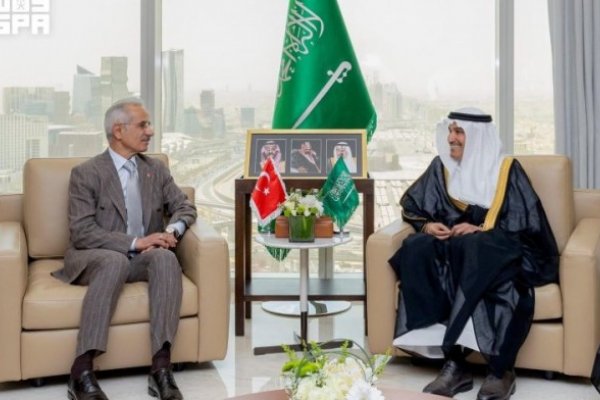 وزير النقل والخدمات اللوجستية يعقد جلسة مباحثات مع نظيره التركي