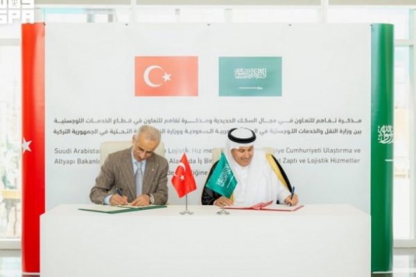 وزير النقل والخدمات اللوجستية يعقد جلسة مباحثات مع نظيره التركي
