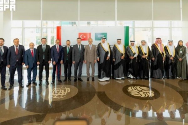 وزير النقل والخدمات اللوجستية يعقد جلسة مباحثات مع نظيره التركي