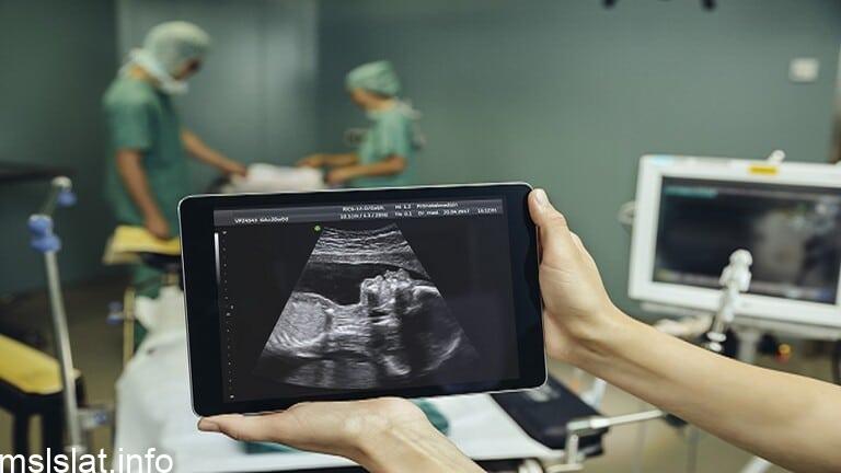 Photo of رجل يخفي إصابته بفيروس كورونا حتى يتمكن من مرافقة زوجته إلى غرفة الولادة